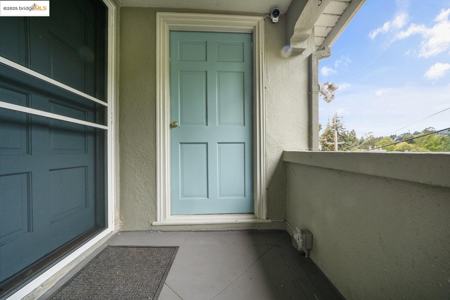 Detail Gallery Image 4 of 33 For 5925 Outlook Ave, Oakland,  CA 94605 - 2 Beds | 1 Baths
