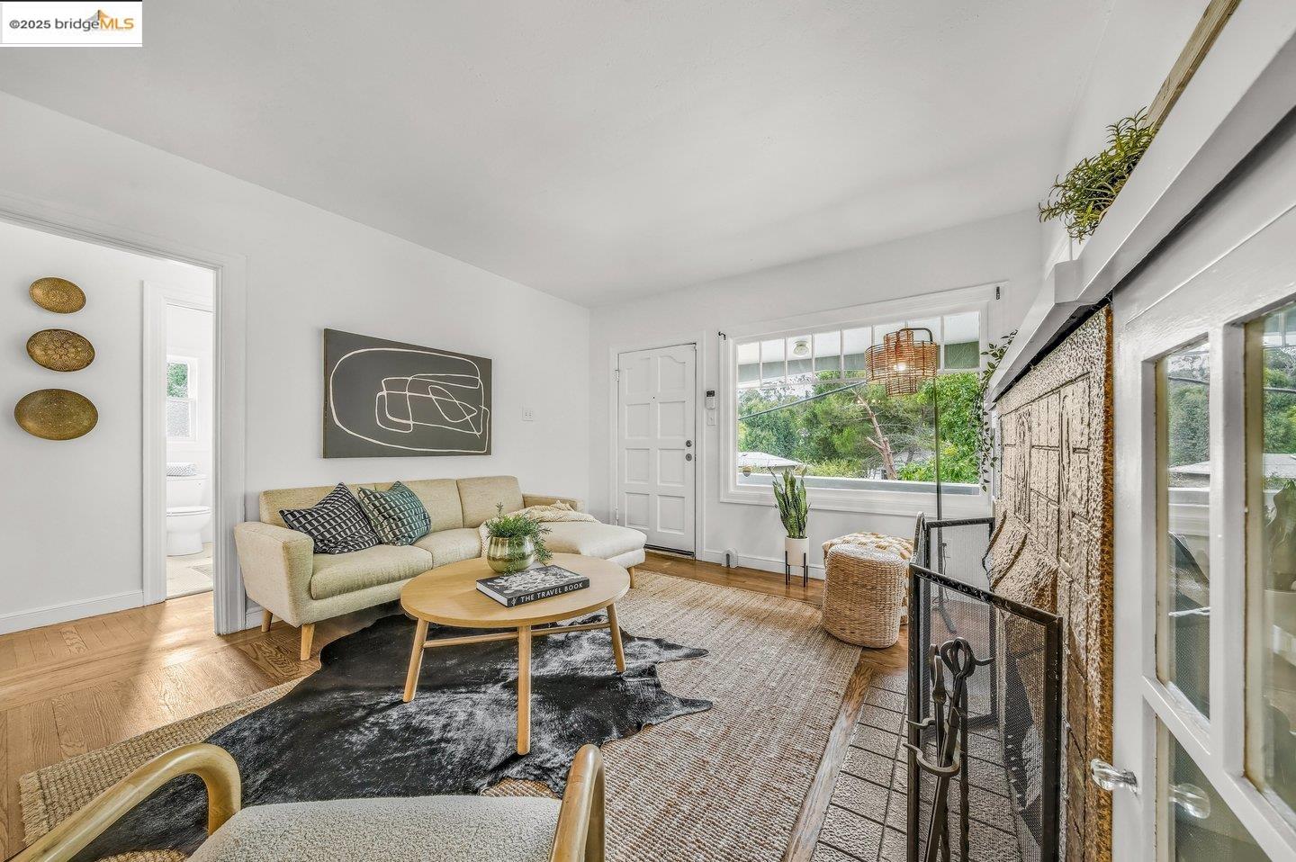 Detail Gallery Image 6 of 33 For 5925 Outlook Ave, Oakland,  CA 94605 - 2 Beds | 1 Baths