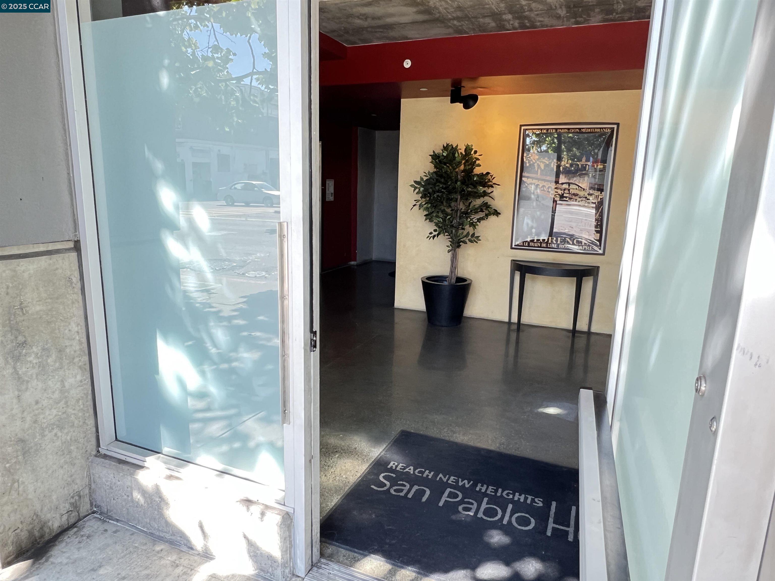 Detail Gallery Image 3 of 20 For 6501 San Pablo Ave #203,  Oakland,  CA 94608 - 1 Beds | 1/1 Baths