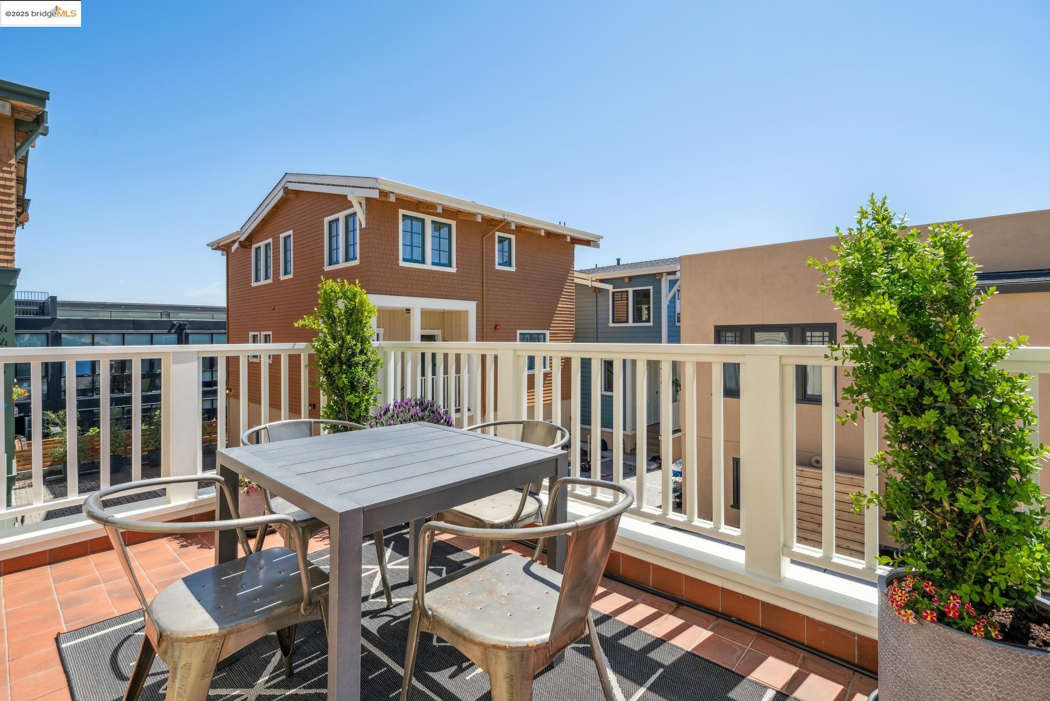 Detail Gallery Image 22 of 57 For 4440 Howe St, Oakland,  CA 94611 - 4 Beds | 3 Baths