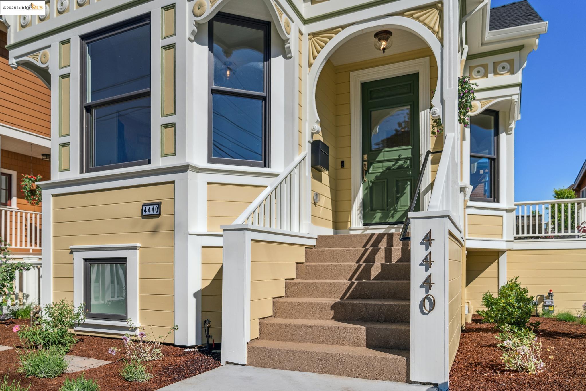 Detail Gallery Image 5 of 57 For 4440 Howe St, Oakland,  CA 94611 - 4 Beds | 3 Baths