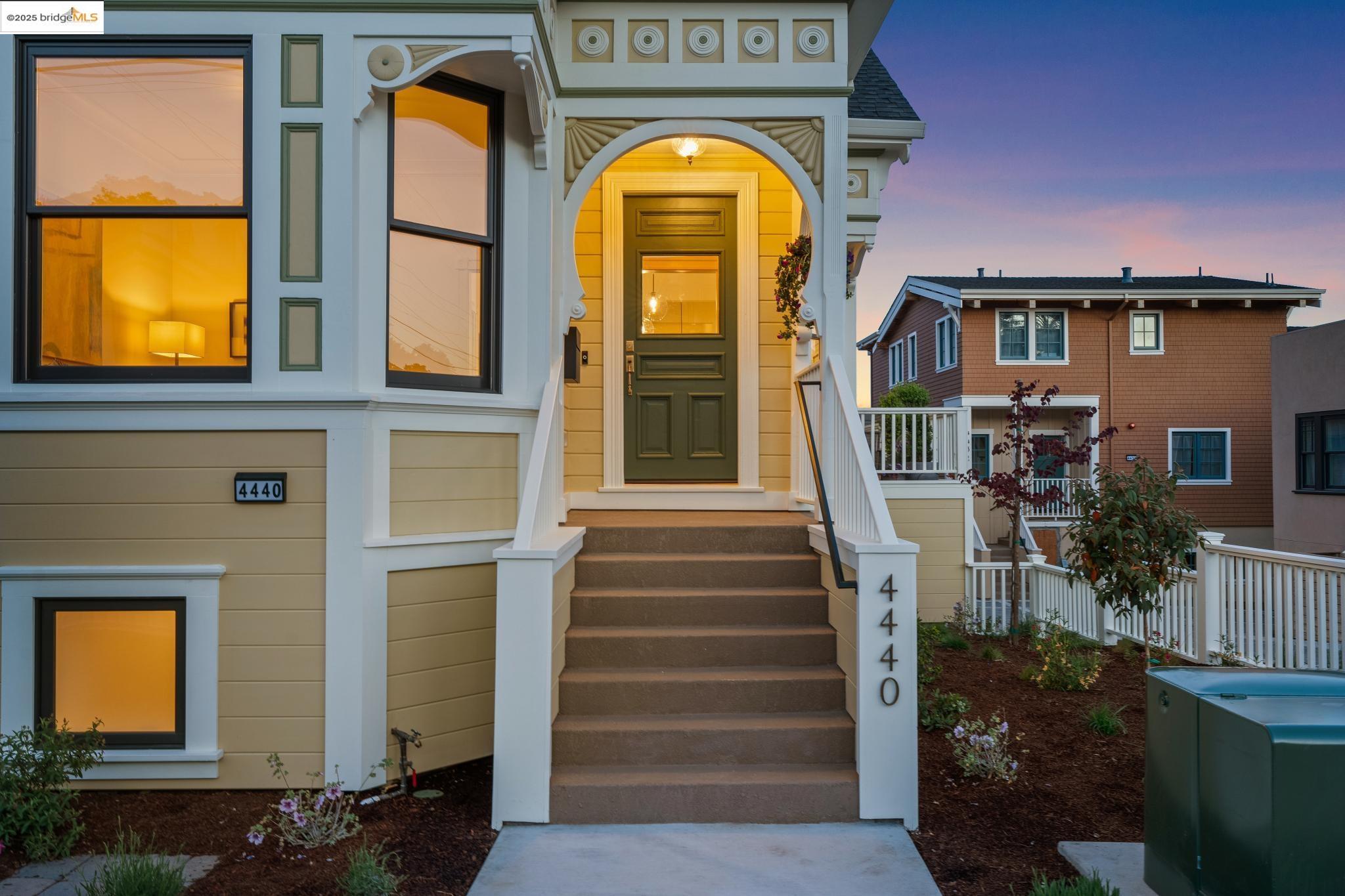Detail Gallery Image 6 of 57 For 4440 Howe St, Oakland,  CA 94611 - 4 Beds | 3 Baths