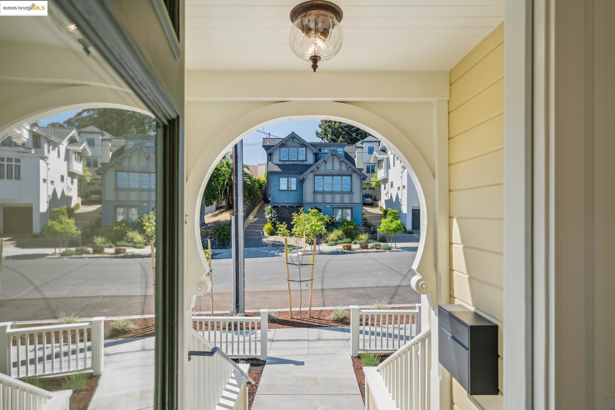 Detail Gallery Image 8 of 57 For 4440 Howe St, Oakland,  CA 94611 - 4 Beds | 3 Baths