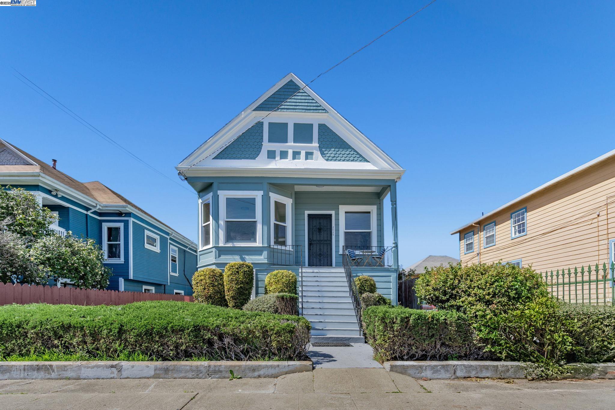 Detail Gallery Image 3 of 60 For 2025 34th Ave, Oakland,  CA 94601 - 7 Beds | 5 Baths