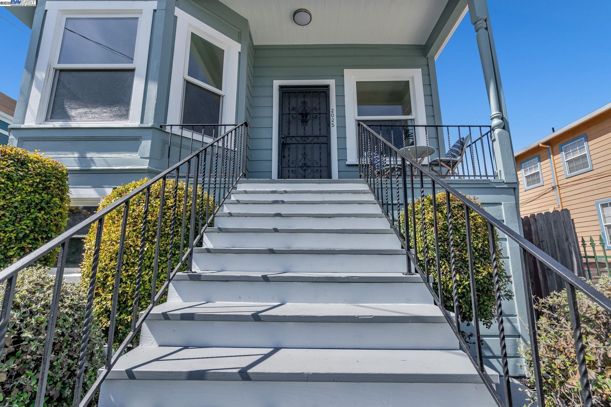 Detail Gallery Image 5 of 60 For 2025 34th Ave, Oakland,  CA 94601 - 7 Beds | 5 Baths