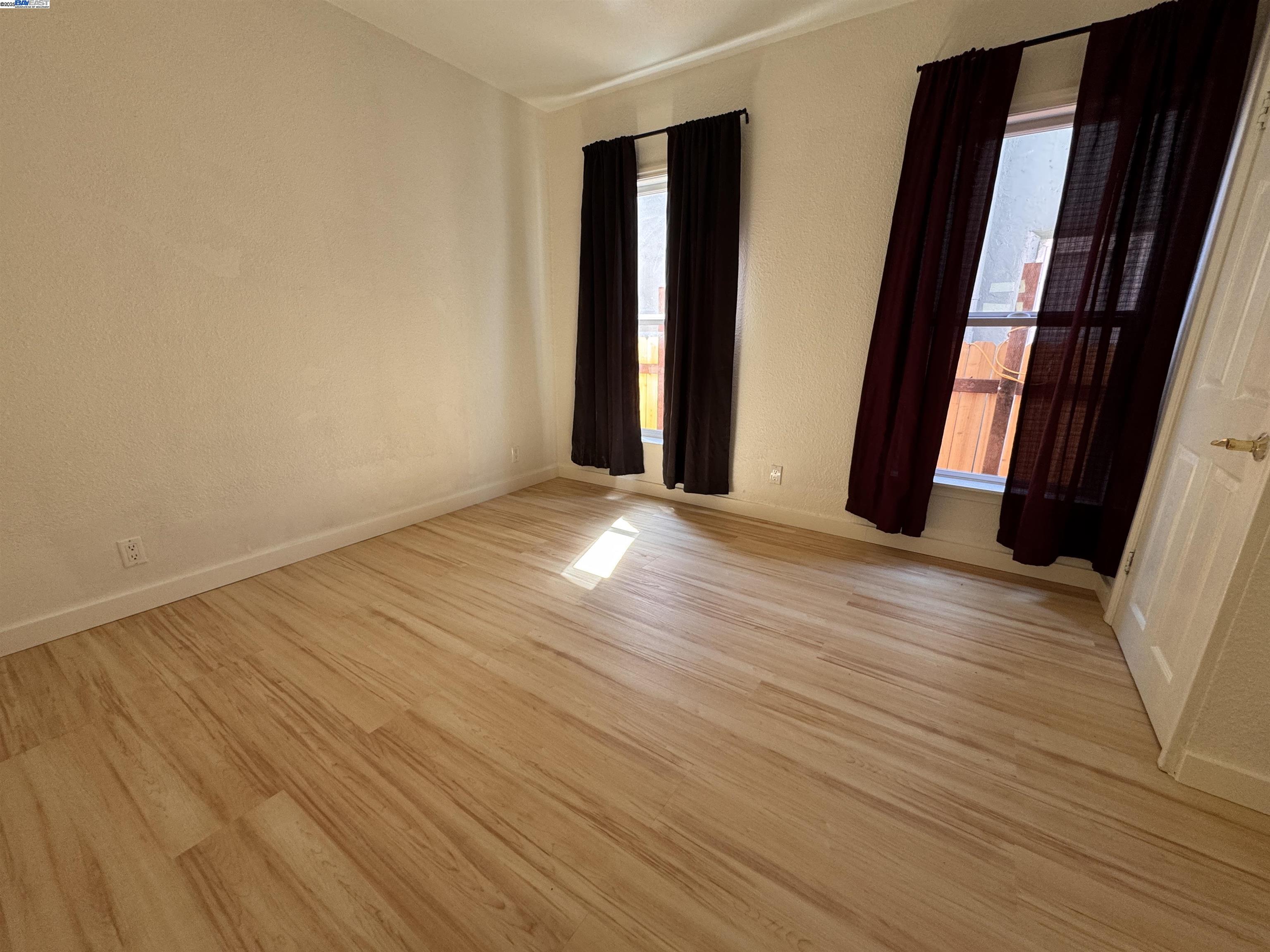 Detail Gallery Image 5 of 11 For 1527 77th Ave, Oakland,  CA 94621 - 3 Beds | 2 Baths