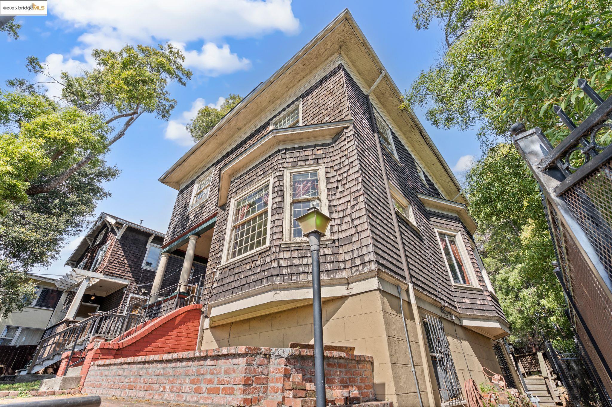Detail Gallery Image 2 of 27 For 746 E 19th St, Oakland,  CA 94606 - 3 Beds | 2 Baths