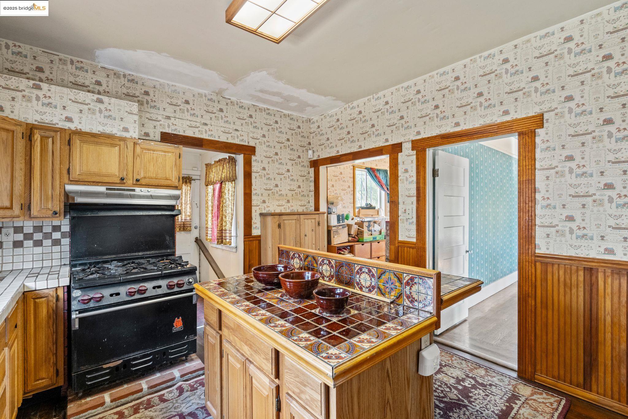 Detail Gallery Image 12 of 27 For 746 E 19th St, Oakland,  CA 94606 - 3 Beds | 2 Baths