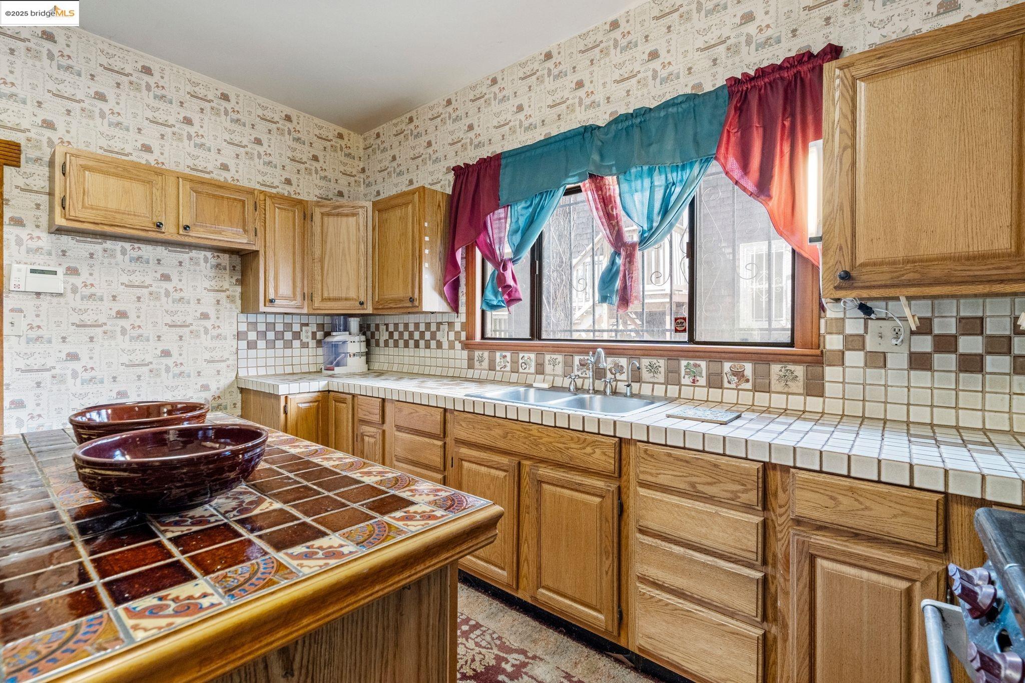 Detail Gallery Image 14 of 27 For 746 E 19th St, Oakland,  CA 94606 - 3 Beds | 2 Baths