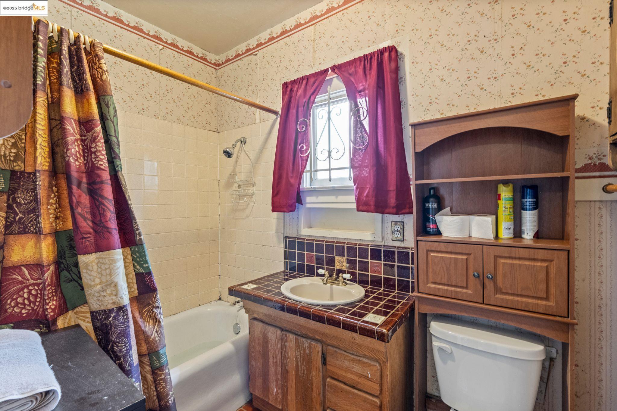 Detail Gallery Image 16 of 27 For 746 E 19th St, Oakland,  CA 94606 - 3 Beds | 2 Baths