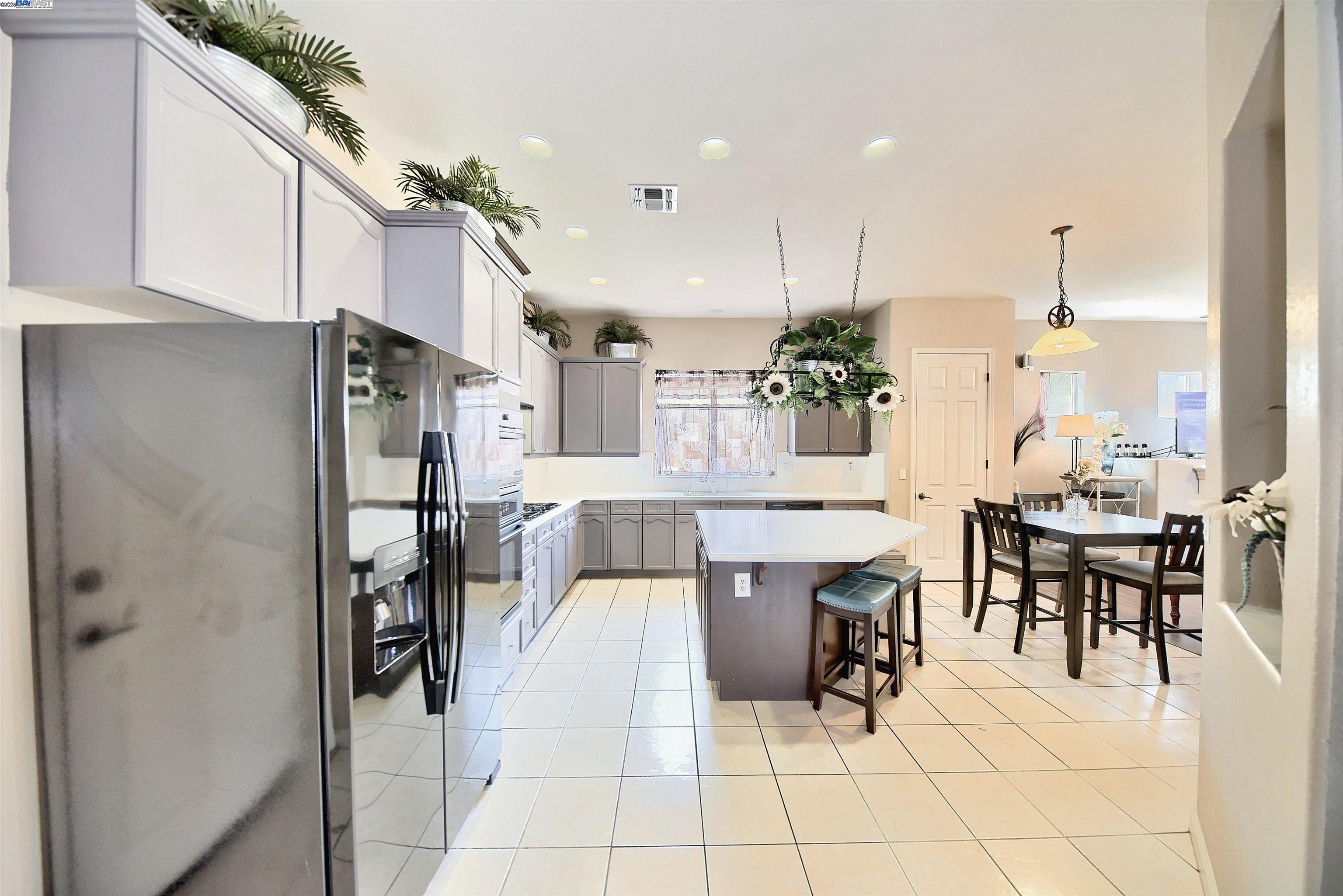 Detail Gallery Image 11 of 41 For 1635 Langum Way, Manteca,  CA 95337 - 5 Beds | 3/1 Baths