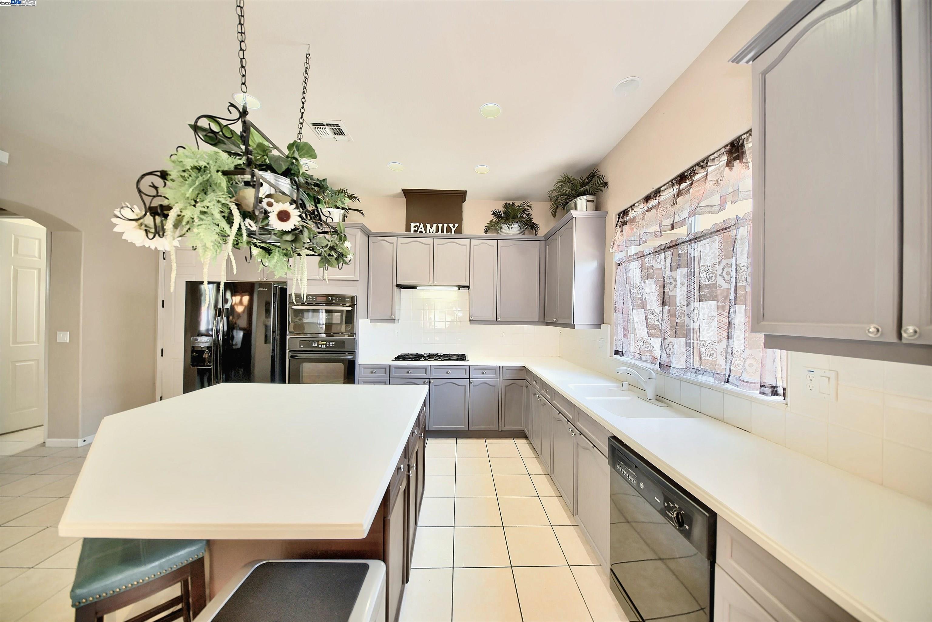 Detail Gallery Image 13 of 41 For 1635 Langum Way, Manteca,  CA 95337 - 5 Beds | 3/1 Baths