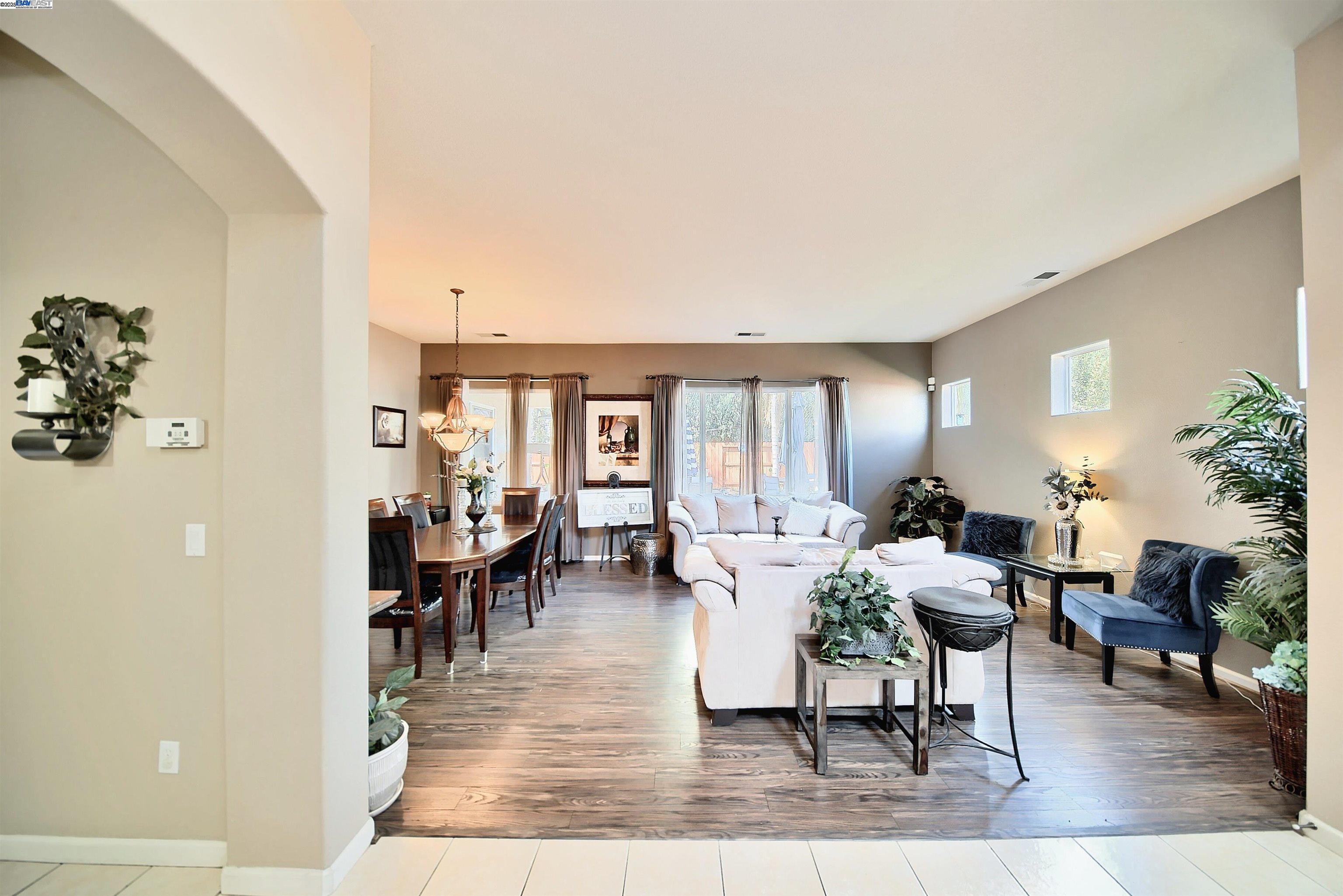 Detail Gallery Image 9 of 41 For 1635 Langum Way, Manteca,  CA 95337 - 5 Beds | 3/1 Baths