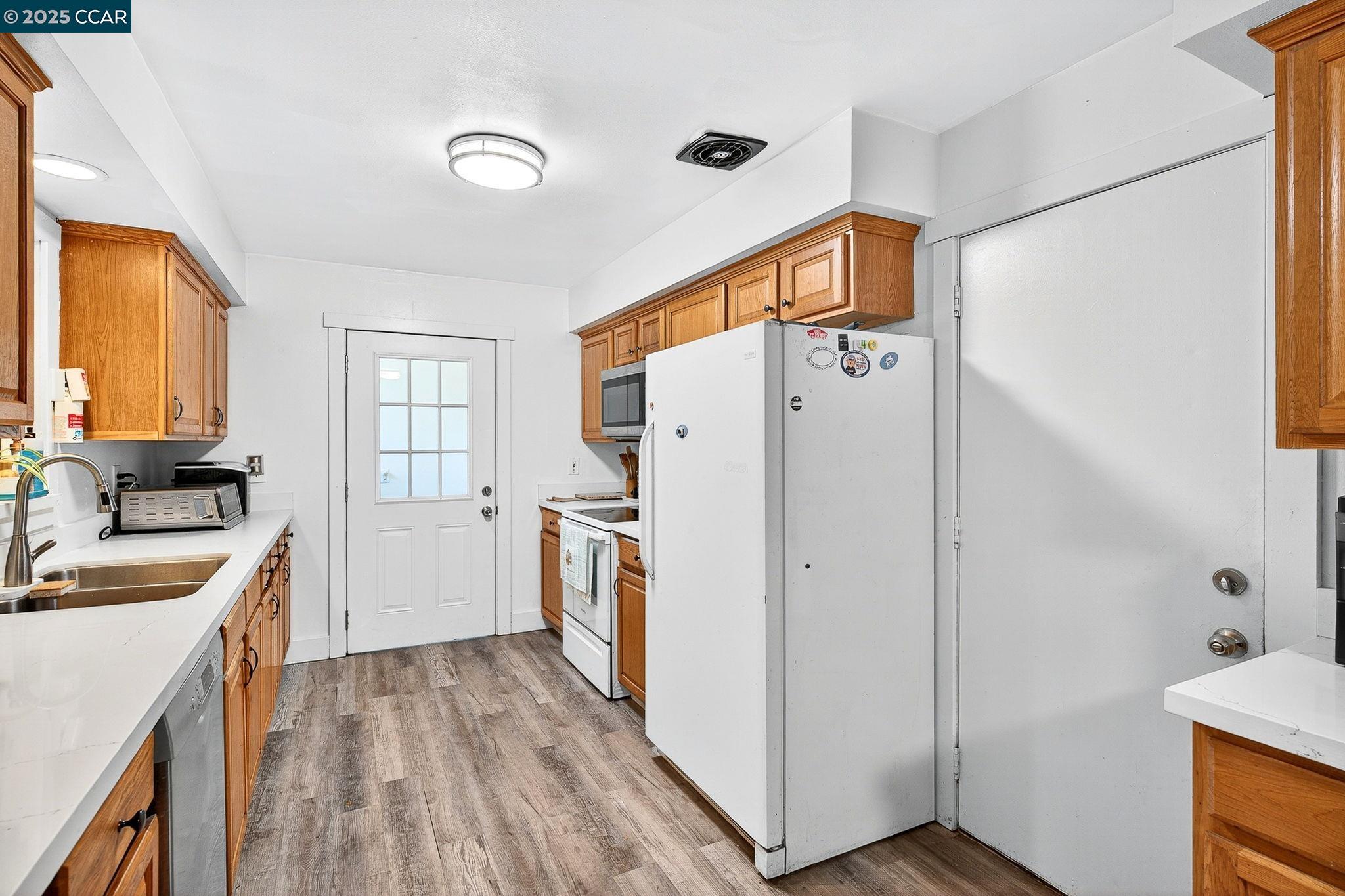 Detail Gallery Image 14 of 60 For 2312 Granada Ct, Pinole,  CA 94564-1813 - 5 Beds | 2 Baths