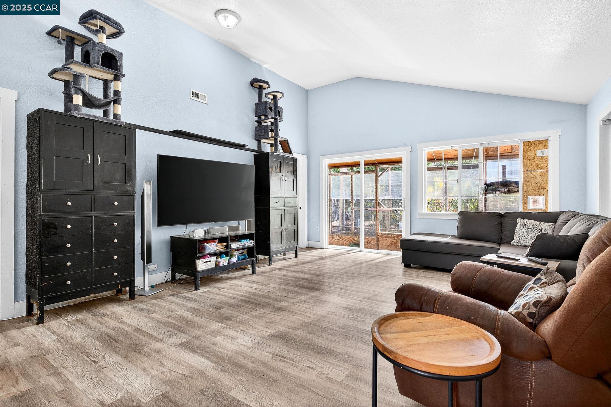 Detail Gallery Image 20 of 60 For 2312 Granada Ct, Pinole,  CA 94564-1813 - 5 Beds | 2 Baths