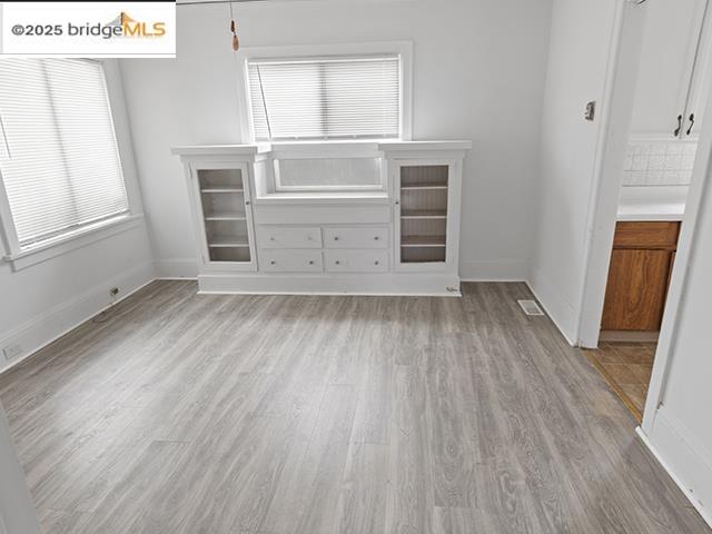 Detail Gallery Image 3 of 8 For 5549 Harvey Ave, Oakland,  CA 94621 - 2 Beds | 1 Baths