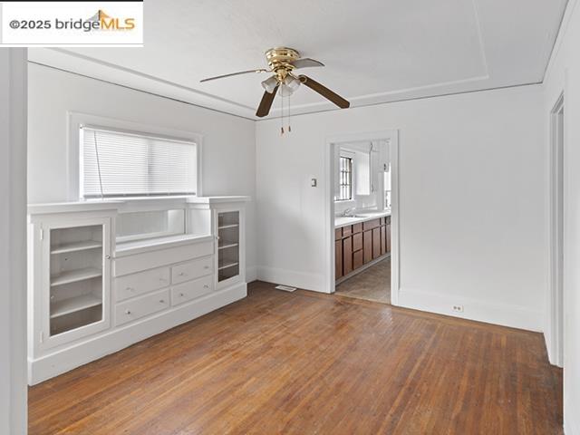 Detail Gallery Image 3 of 10 For 5549 Harvey Ave, Oakland,  CA 94621 - 2 Beds | 1 Baths