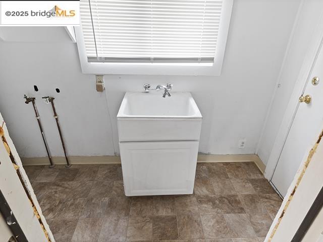 Detail Gallery Image 6 of 10 For 5549 Harvey Ave, Oakland,  CA 94621 - 2 Beds | 1 Baths
