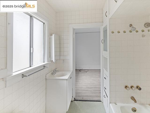 Detail Gallery Image 8 of 8 For 5549 Harvey Ave, Oakland,  CA 94621 - 2 Beds | 1 Baths