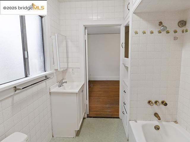 Detail Gallery Image 9 of 10 For 5549 Harvey Ave, Oakland,  CA 94621 - 2 Beds | 1 Baths