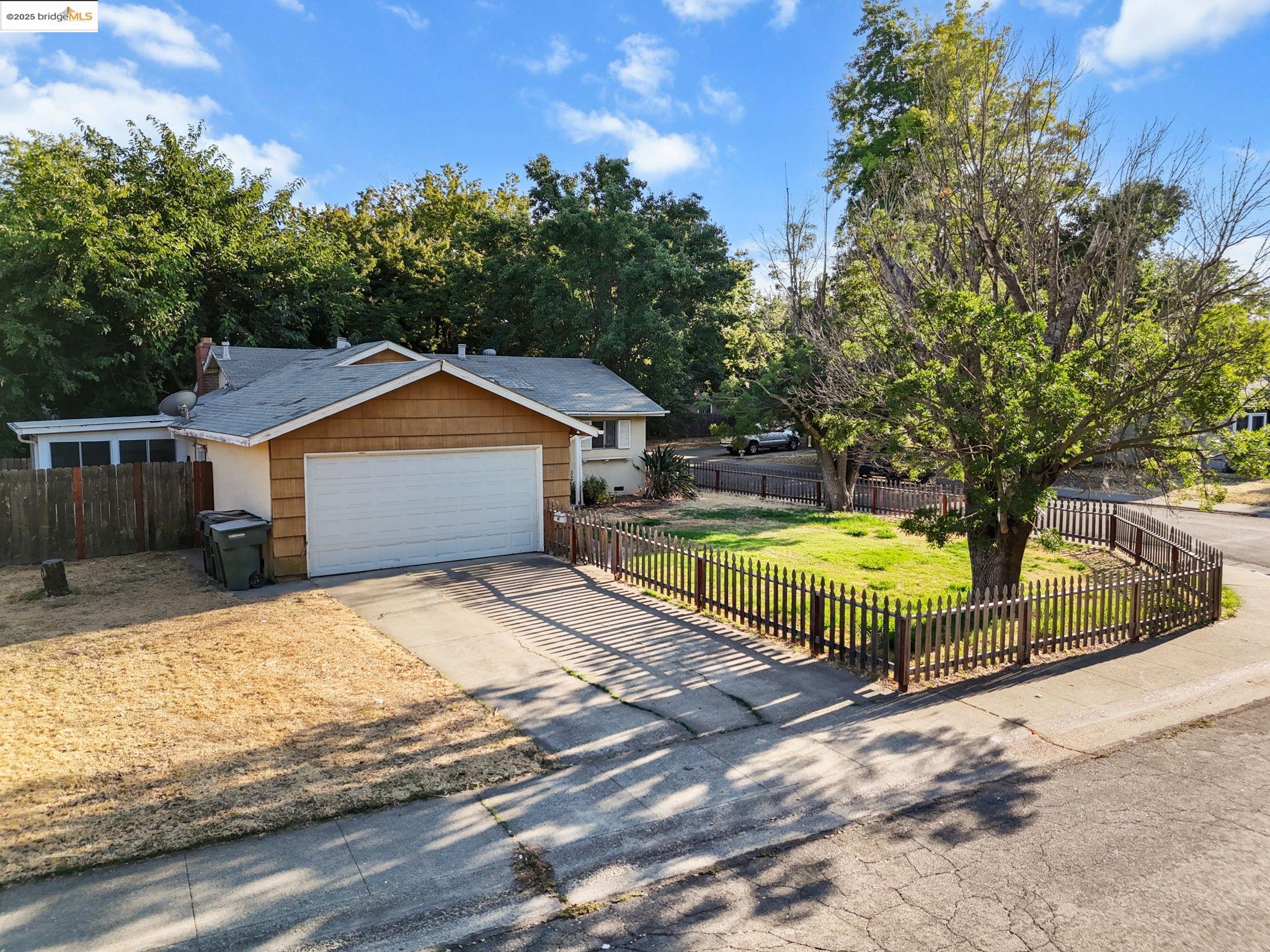 Detail Gallery Image 2 of 44 For 2100 Monifieth Way, Sacramento,  CA 95822 - 3 Beds | 1 Baths