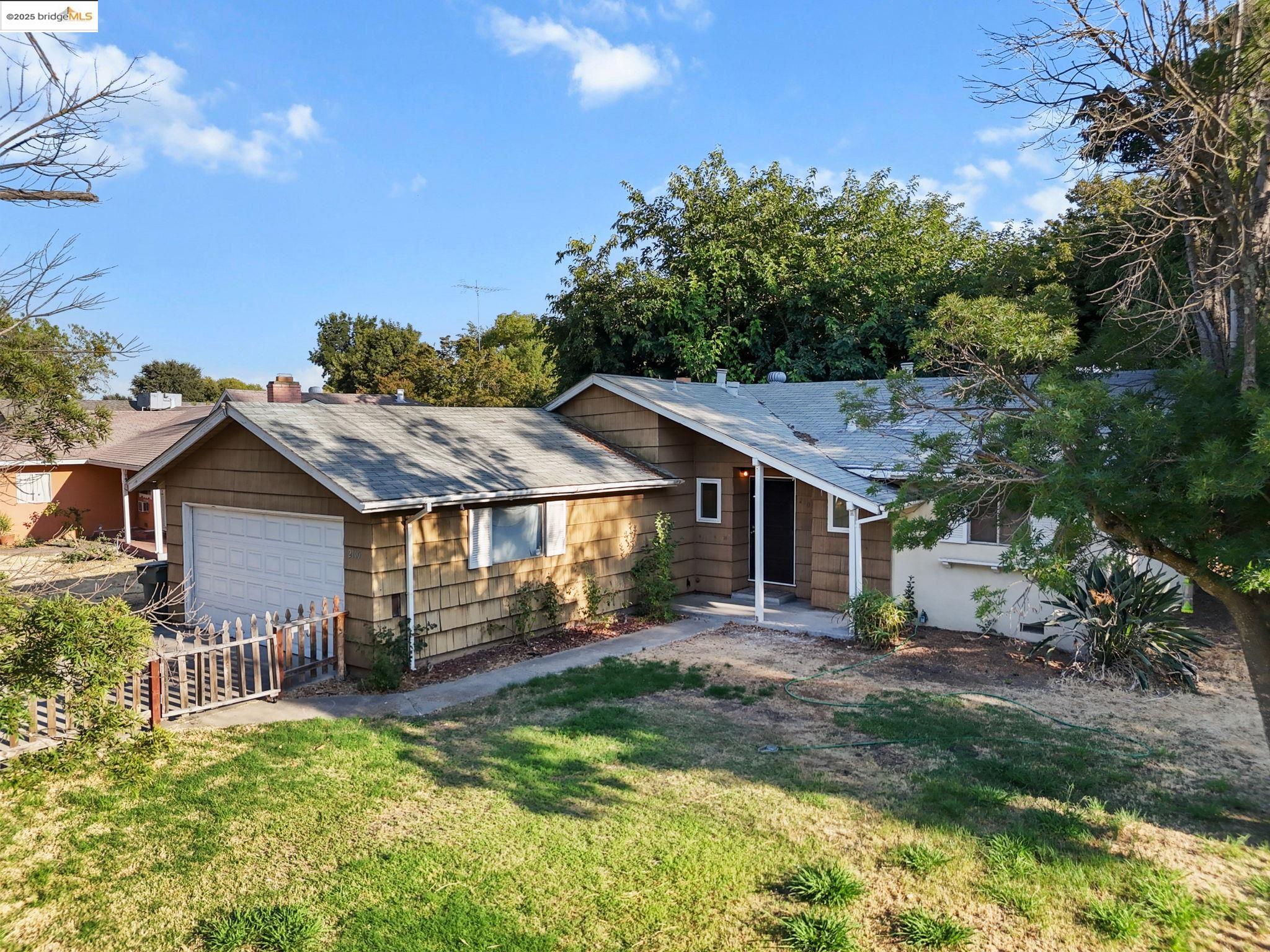 Detail Gallery Image 3 of 44 For 2100 Monifieth Way, Sacramento,  CA 95822 - 3 Beds | 1 Baths