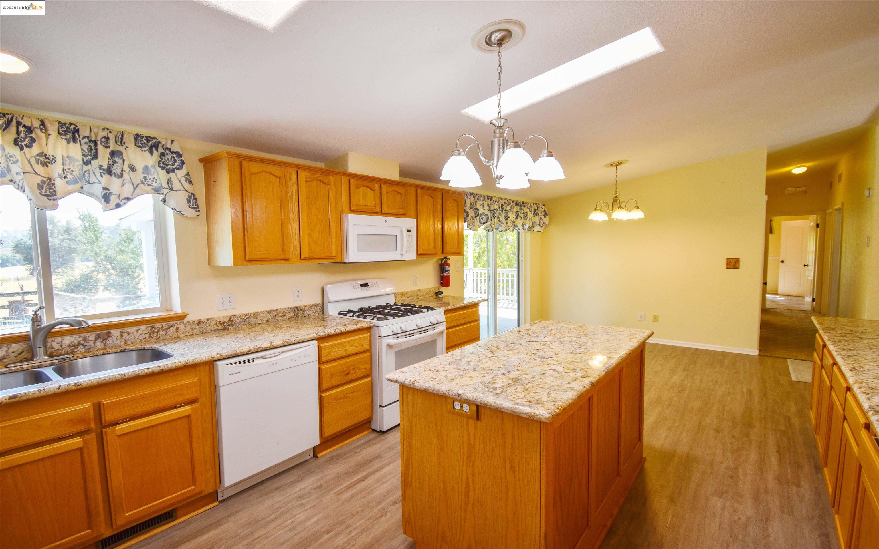 Detail Gallery Image 11 of 56 For 10303 N Airport Rd, Columbia,  CA 95310 - 3 Beds | 2 Baths