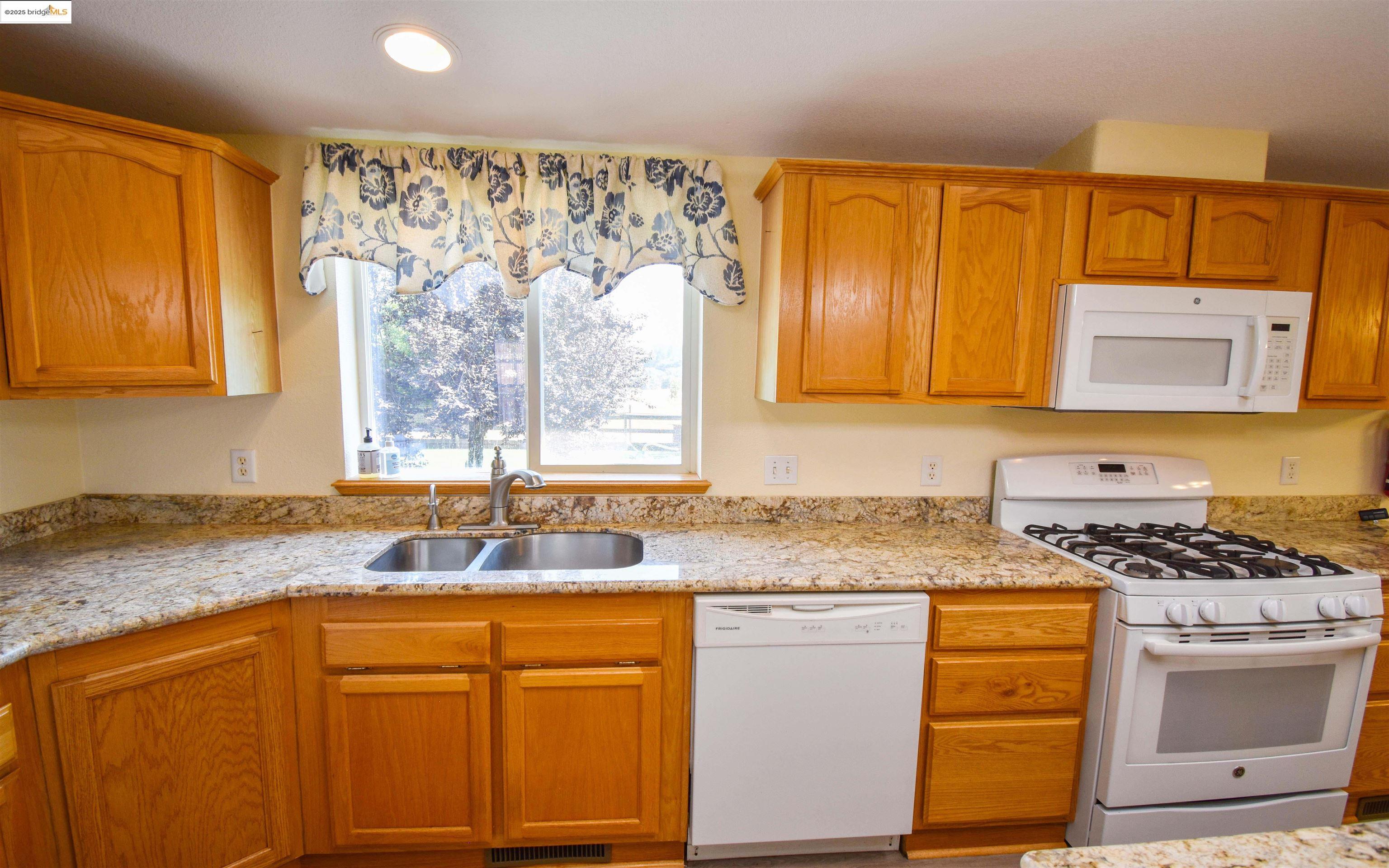Detail Gallery Image 12 of 56 For 10303 N Airport Rd, Columbia,  CA 95310 - 3 Beds | 2 Baths