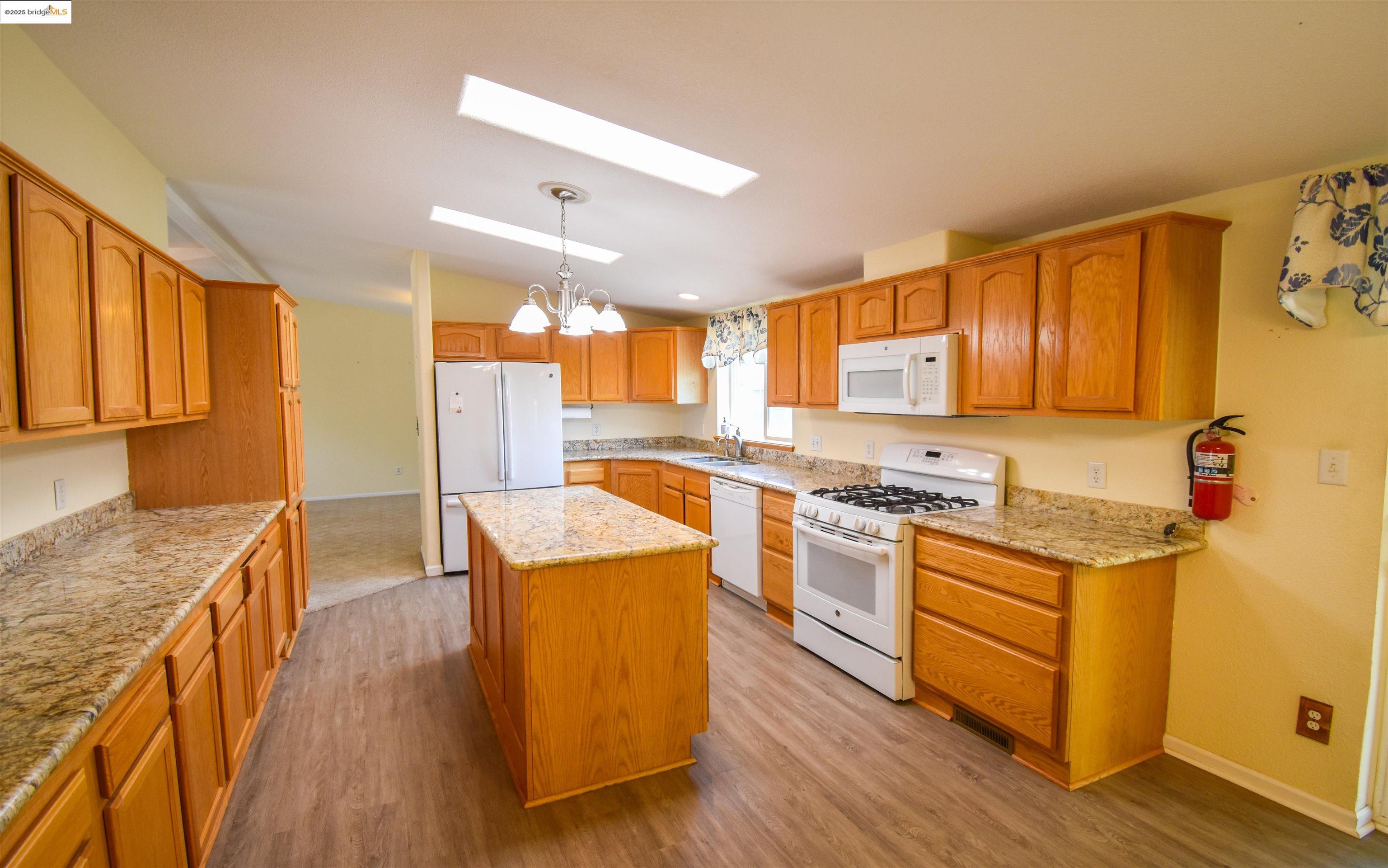 Detail Gallery Image 13 of 56 For 10303 N Airport Rd, Columbia,  CA 95310 - 3 Beds | 2 Baths