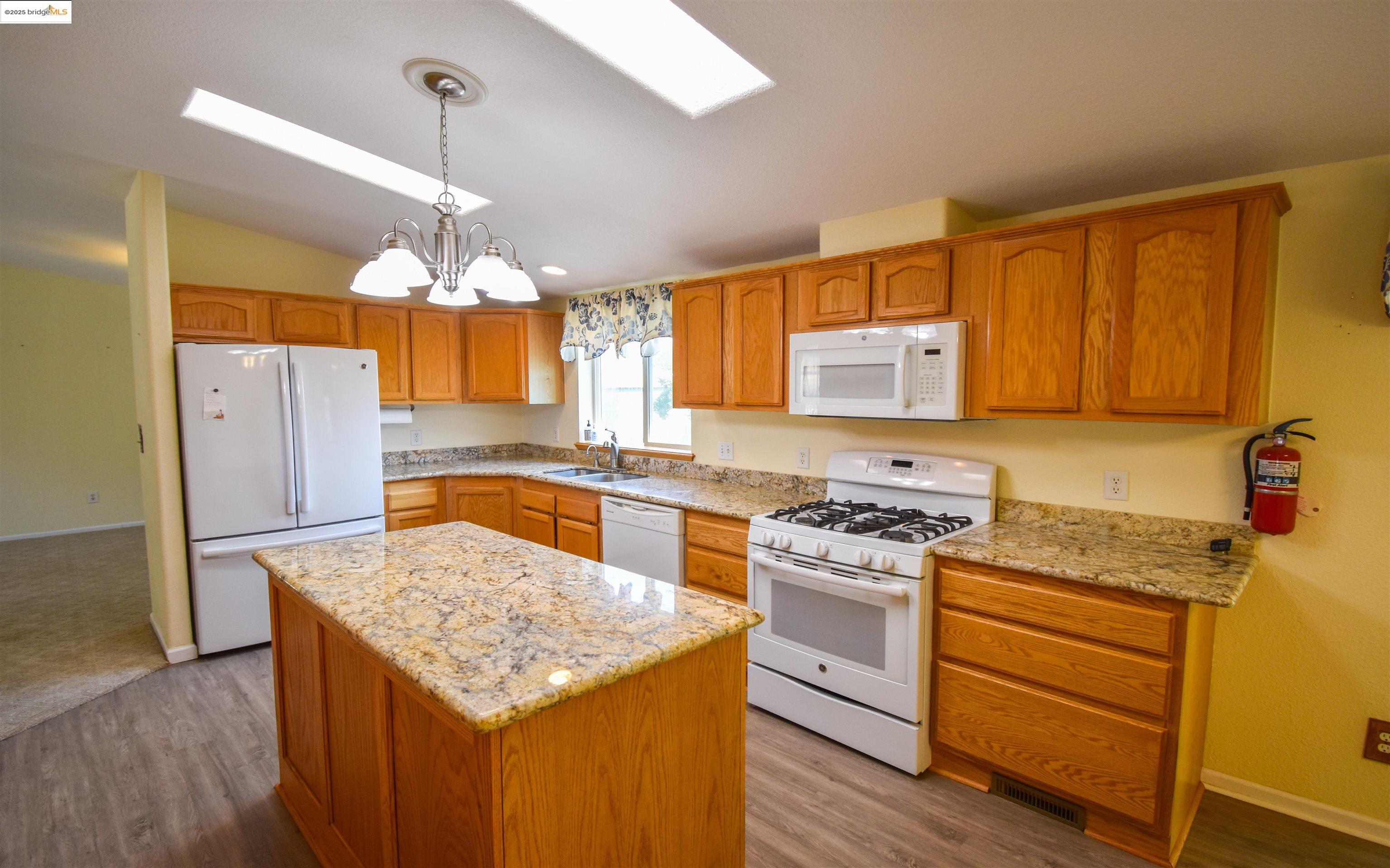 Detail Gallery Image 14 of 56 For 10303 N Airport Rd, Columbia,  CA 95310 - 3 Beds | 2 Baths