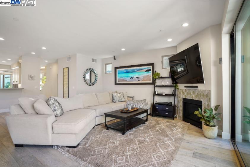 Detail Gallery Image 13 of 50 For 1122 Oliver Ave, San Diego,  CA 92109 - 3 Beds | 3/1 Baths
