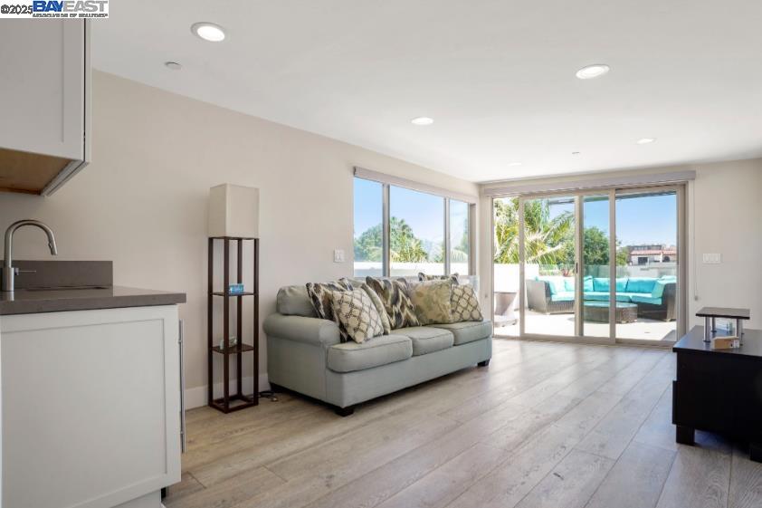 Detail Gallery Image 39 of 50 For 1122 Oliver Ave, San Diego,  CA 92109 - 3 Beds | 3/1 Baths