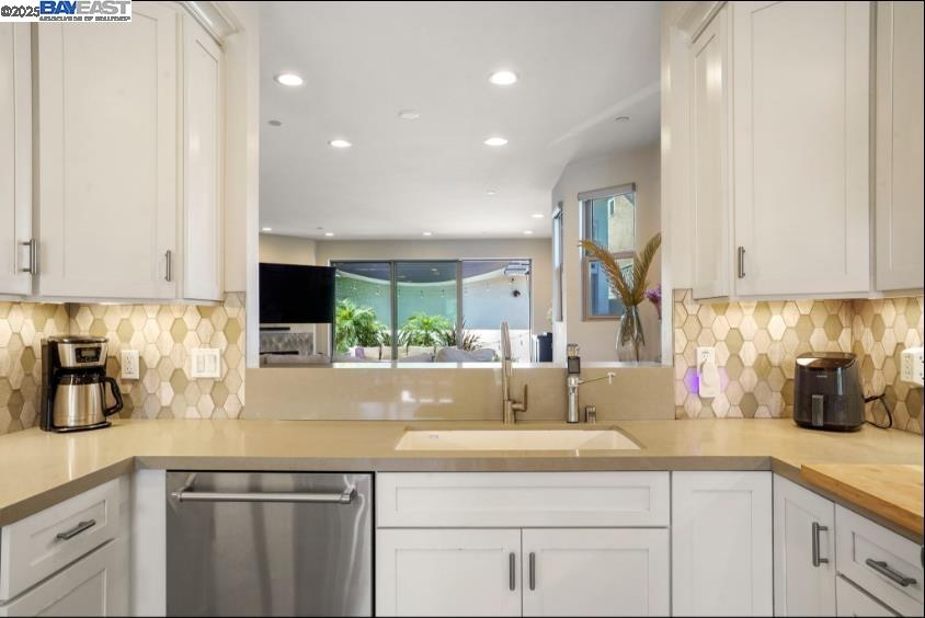 Detail Gallery Image 6 of 50 For 1122 Oliver Ave, San Diego,  CA 92109 - 3 Beds | 3/1 Baths