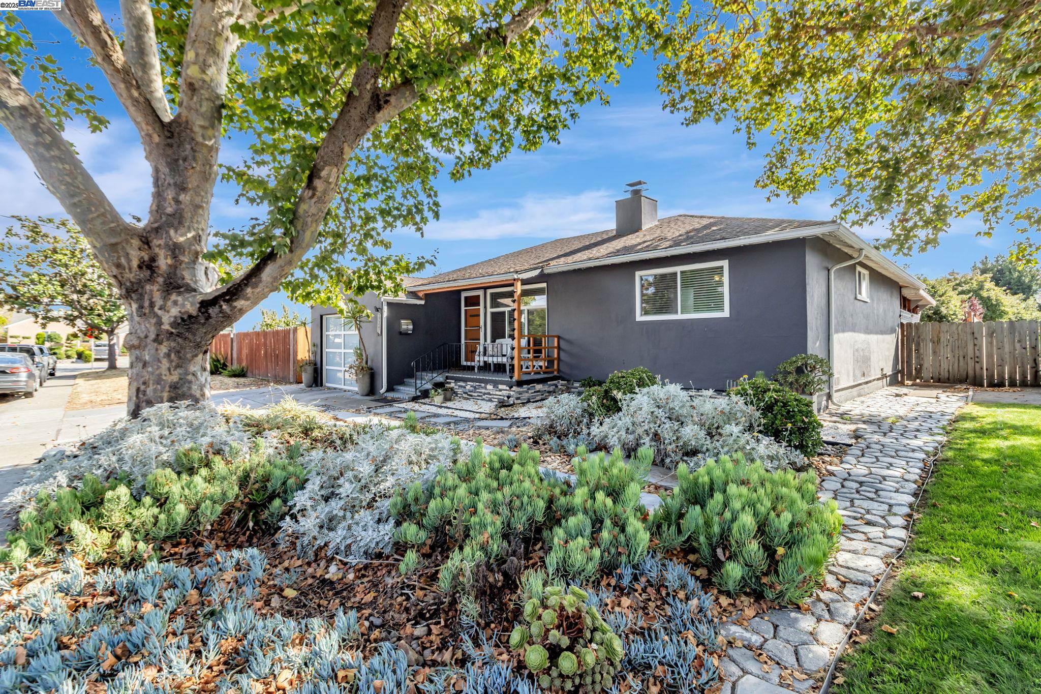 Detail Gallery Image 3 of 39 For 17347 via Encinas, San Lorenzo,  CA 94580 - 3 Beds | 1/1 Baths