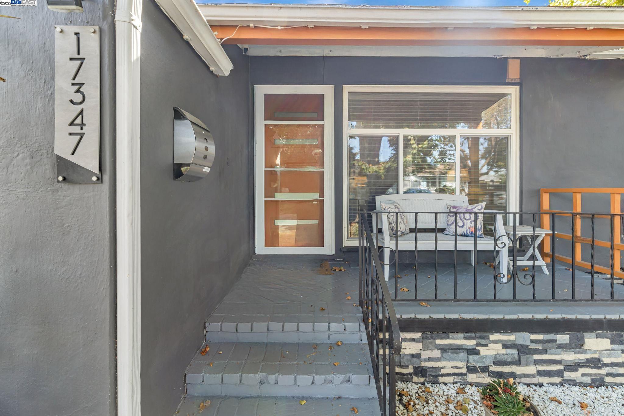 Detail Gallery Image 4 of 39 For 17347 via Encinas, San Lorenzo,  CA 94580 - 3 Beds | 1/1 Baths