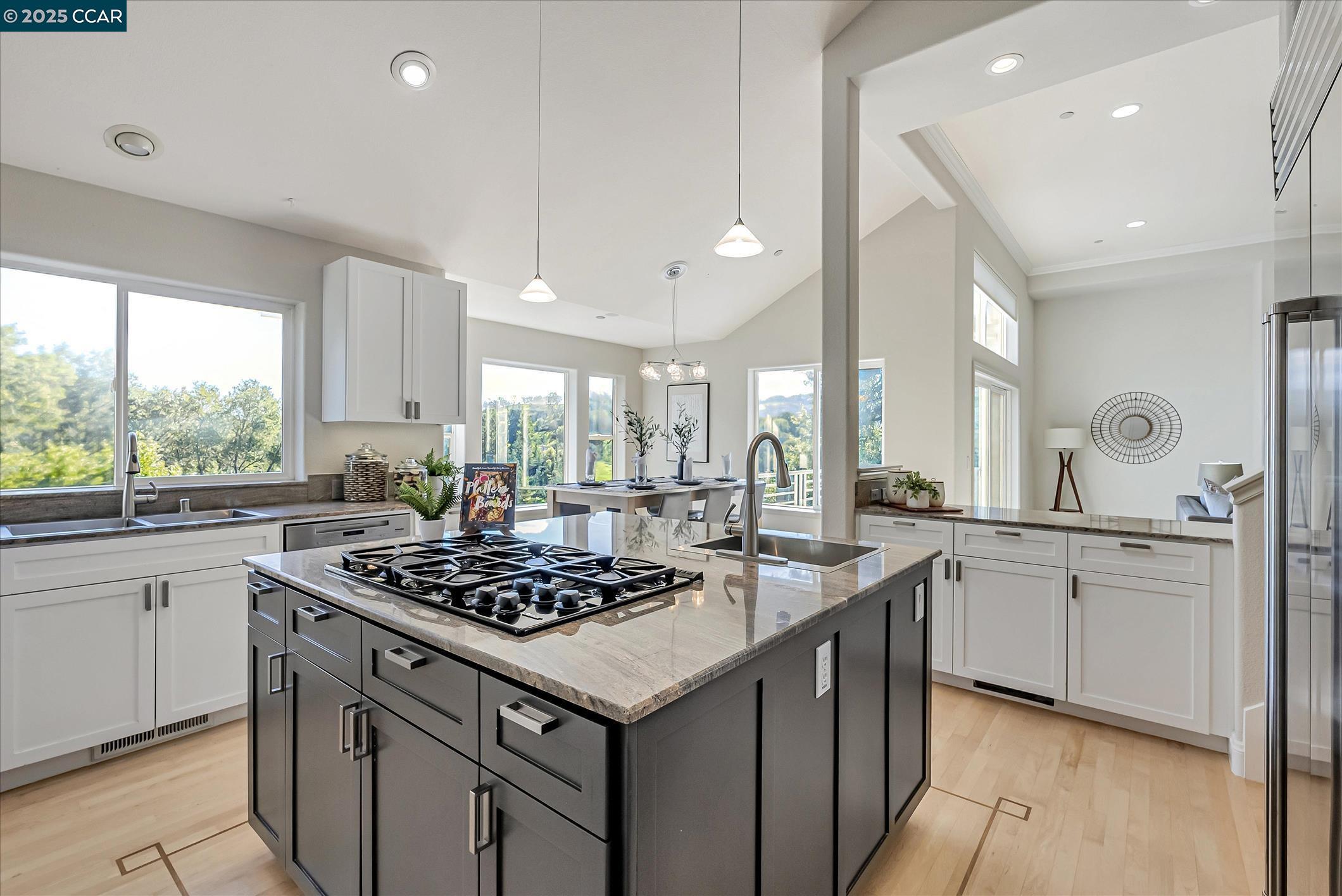 Detail Gallery Image 11 of 43 For 4 Berrybrook Hollow, Orinda,  CA 94563 - 4 Beds | 3/1 Baths