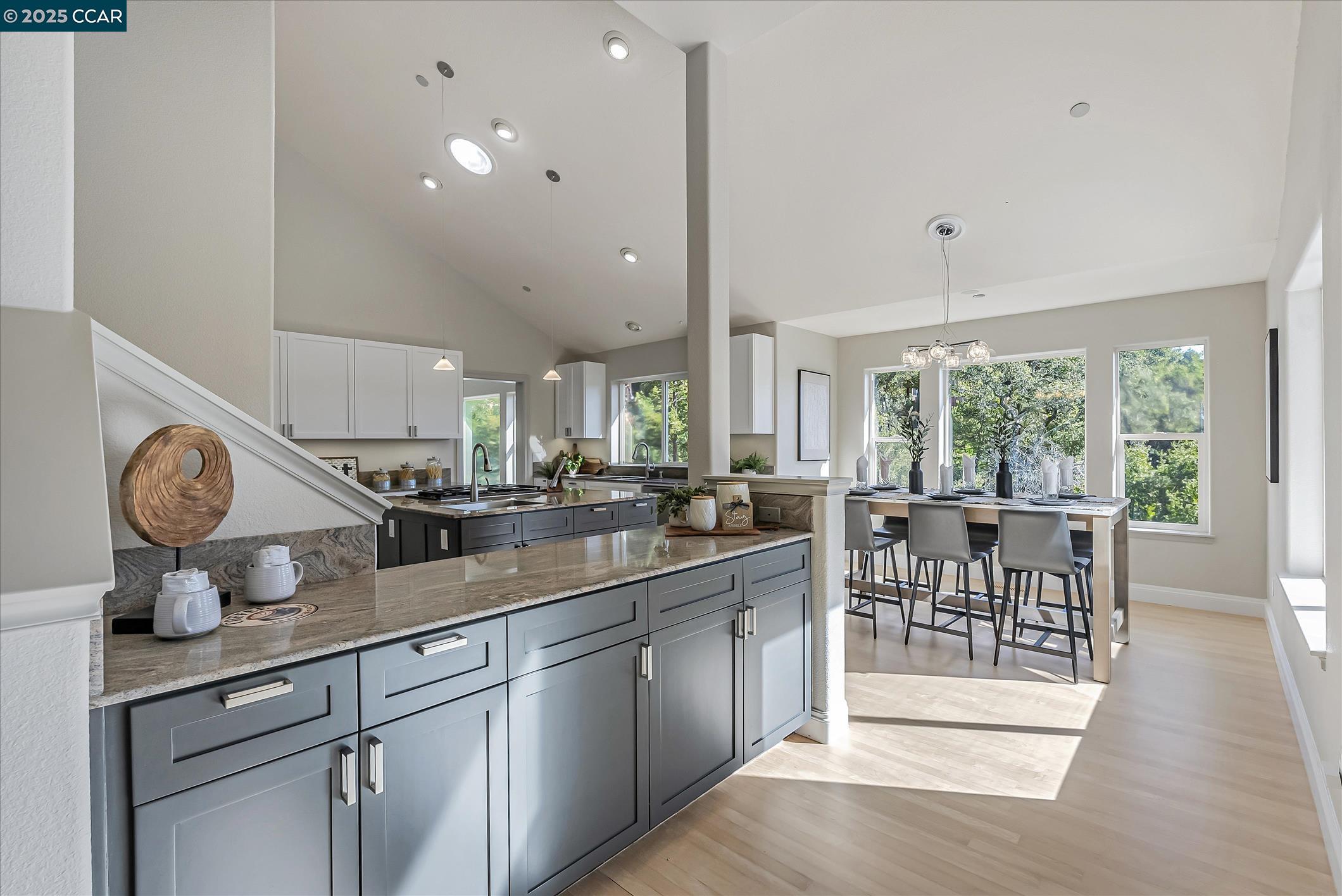 Detail Gallery Image 12 of 43 For 4 Berrybrook Hollow, Orinda,  CA 94563 - 4 Beds | 3/1 Baths