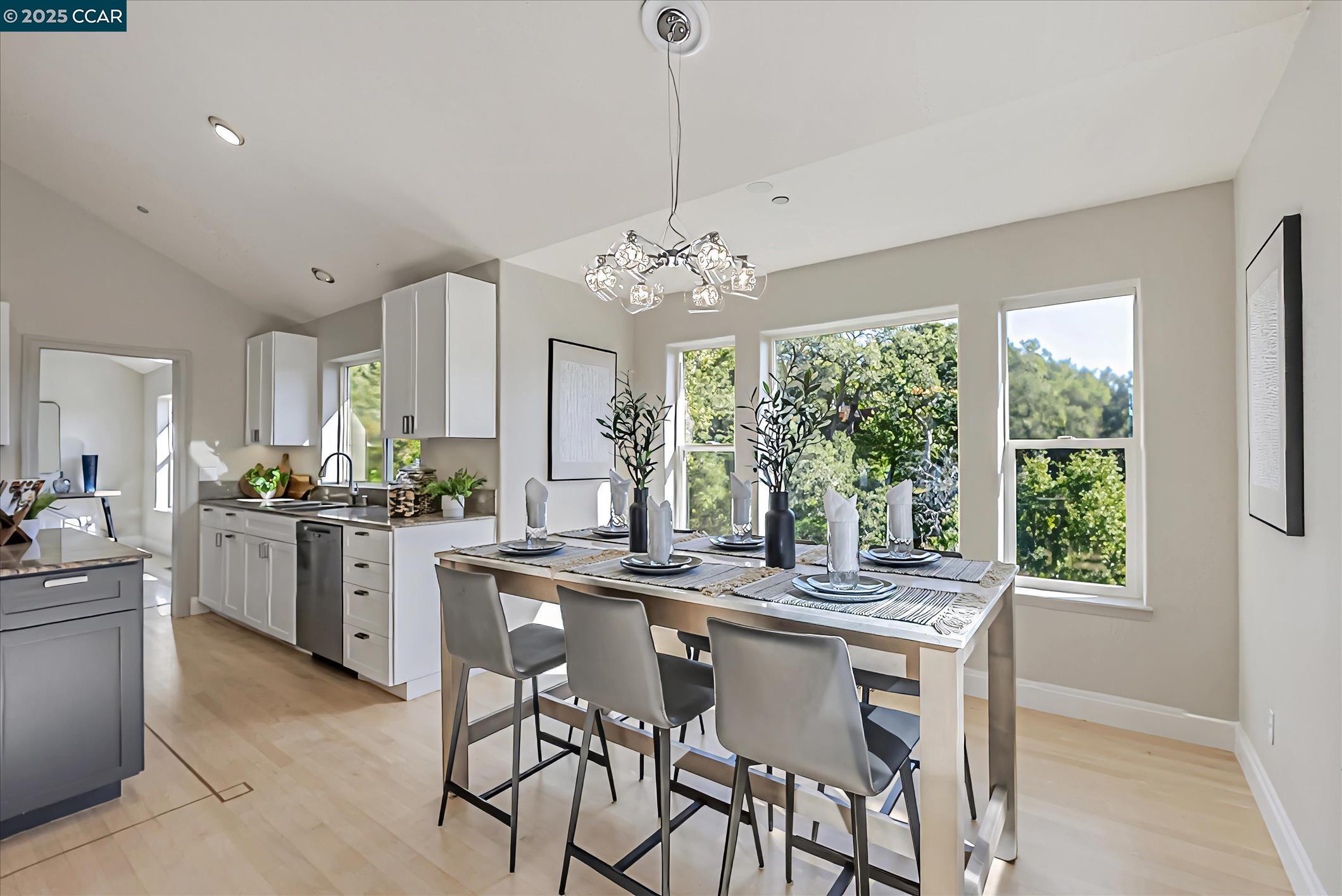Detail Gallery Image 13 of 43 For 4 Berrybrook Hollow, Orinda,  CA 94563 - 4 Beds | 3/1 Baths