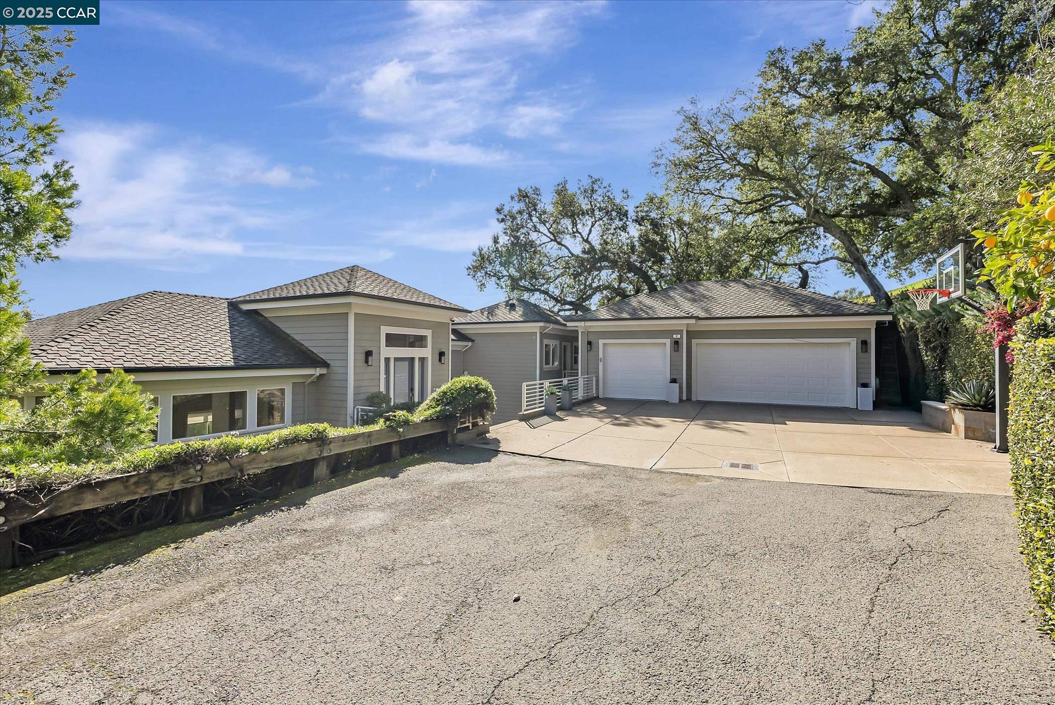 Detail Gallery Image 3 of 43 For 4 Berrybrook Hollow, Orinda,  CA 94563 - 4 Beds | 3/1 Baths