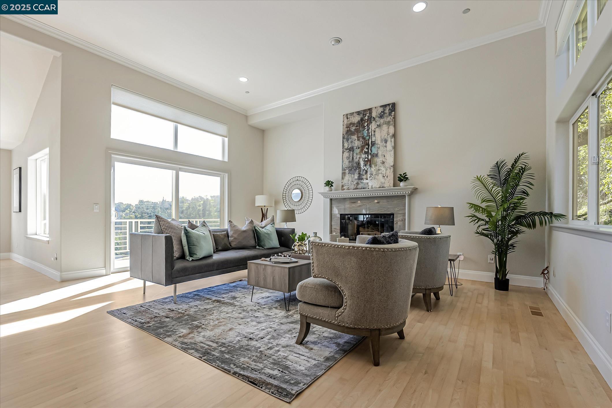 Detail Gallery Image 8 of 43 For 4 Berrybrook Hollow, Orinda,  CA 94563 - 4 Beds | 3/1 Baths