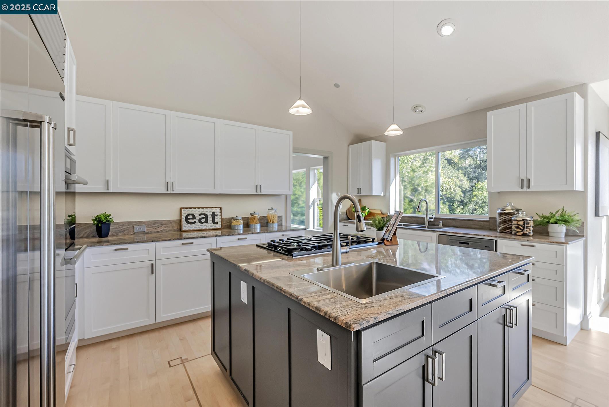 Detail Gallery Image 10 of 43 For 4 Berrybrook Hollow, Orinda,  CA 94563 - 4 Beds | 3/1 Baths