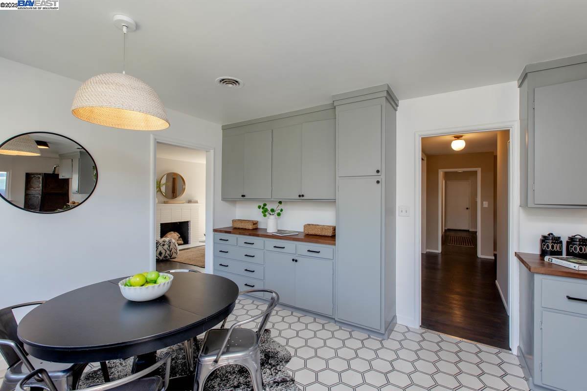 Detail Gallery Image 11 of 43 For 1366 Hansen Ave, Alameda,  CA 94501 - 3 Beds | 2 Baths