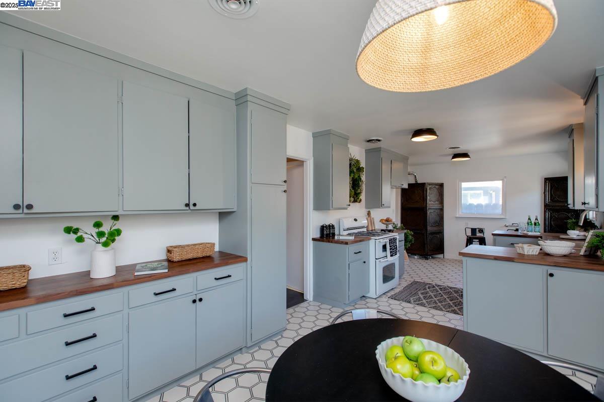 Detail Gallery Image 12 of 43 For 1366 Hansen Ave, Alameda,  CA 94501 - 3 Beds | 2 Baths