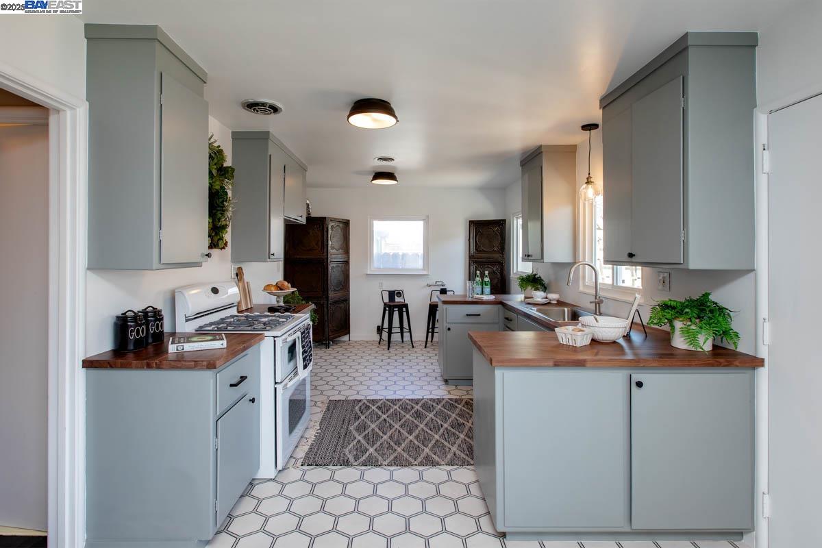 Detail Gallery Image 13 of 43 For 1366 Hansen Ave, Alameda,  CA 94501 - 3 Beds | 2 Baths