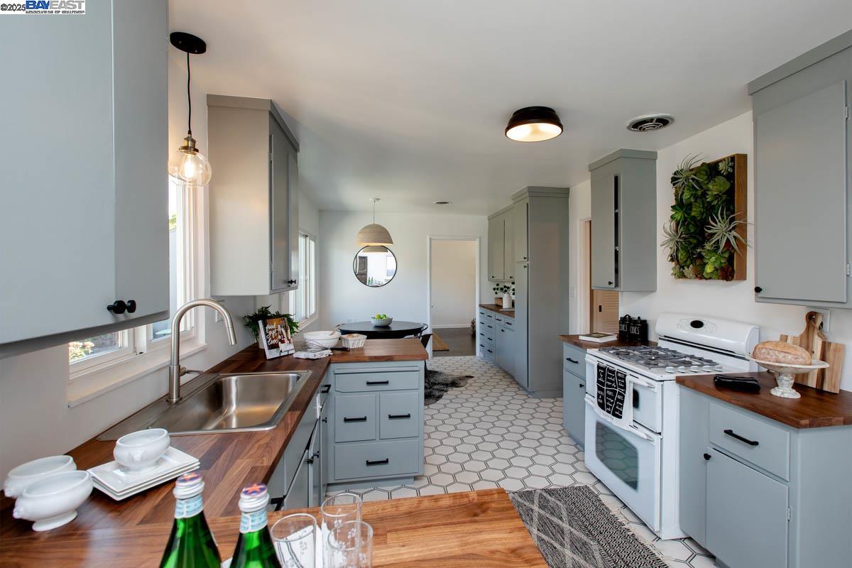 Detail Gallery Image 16 of 43 For 1366 Hansen Ave, Alameda,  CA 94501 - 3 Beds | 2 Baths