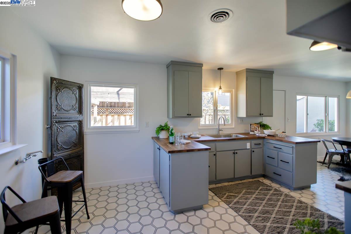 Detail Gallery Image 18 of 43 For 1366 Hansen Ave, Alameda,  CA 94501 - 3 Beds | 2 Baths