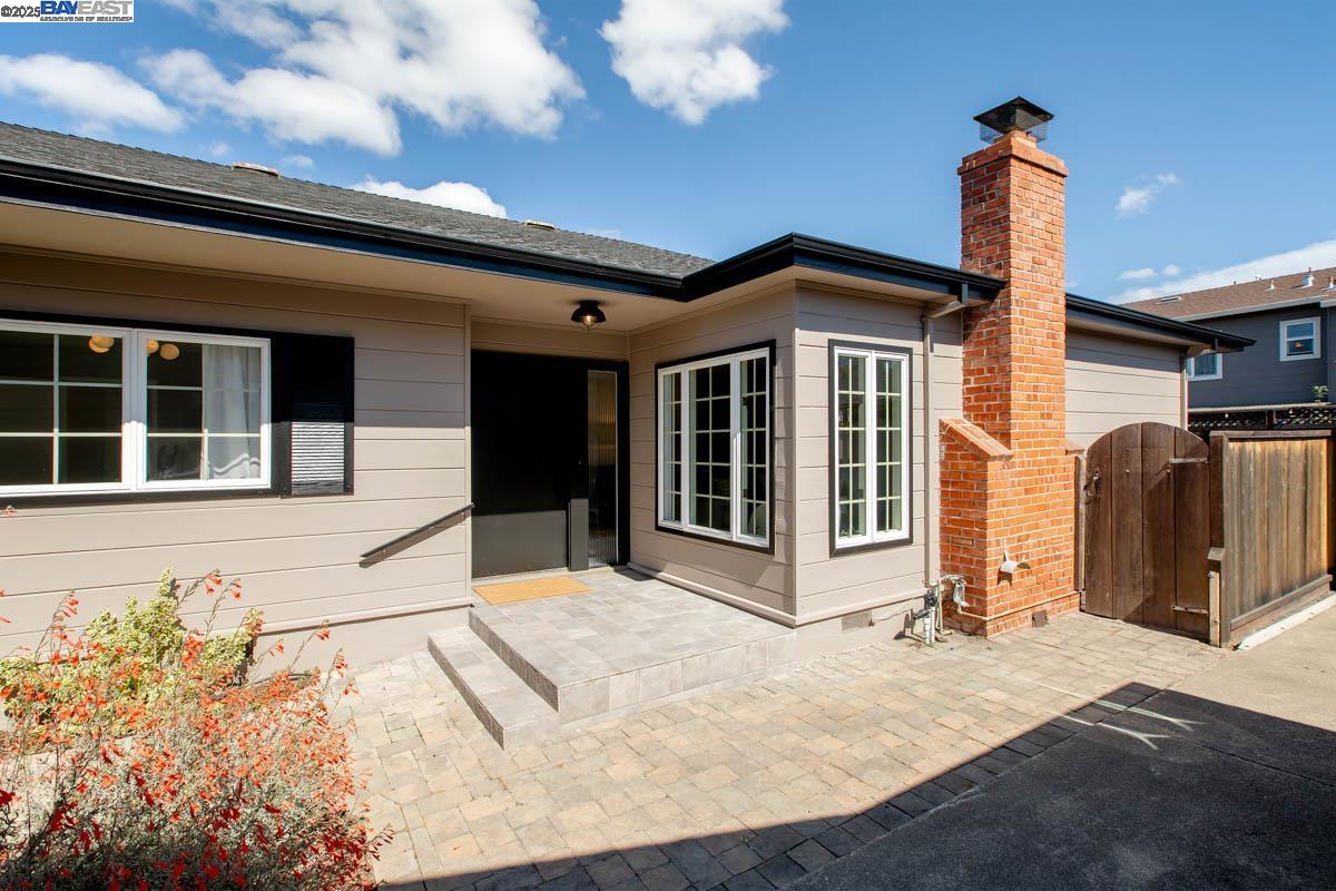 Detail Gallery Image 3 of 43 For 1366 Hansen Ave, Alameda,  CA 94501 - 3 Beds | 2 Baths
