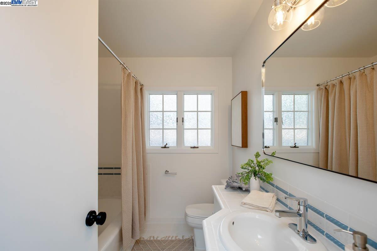 Detail Gallery Image 29 of 43 For 1366 Hansen Ave, Alameda,  CA 94501 - 3 Beds | 2 Baths