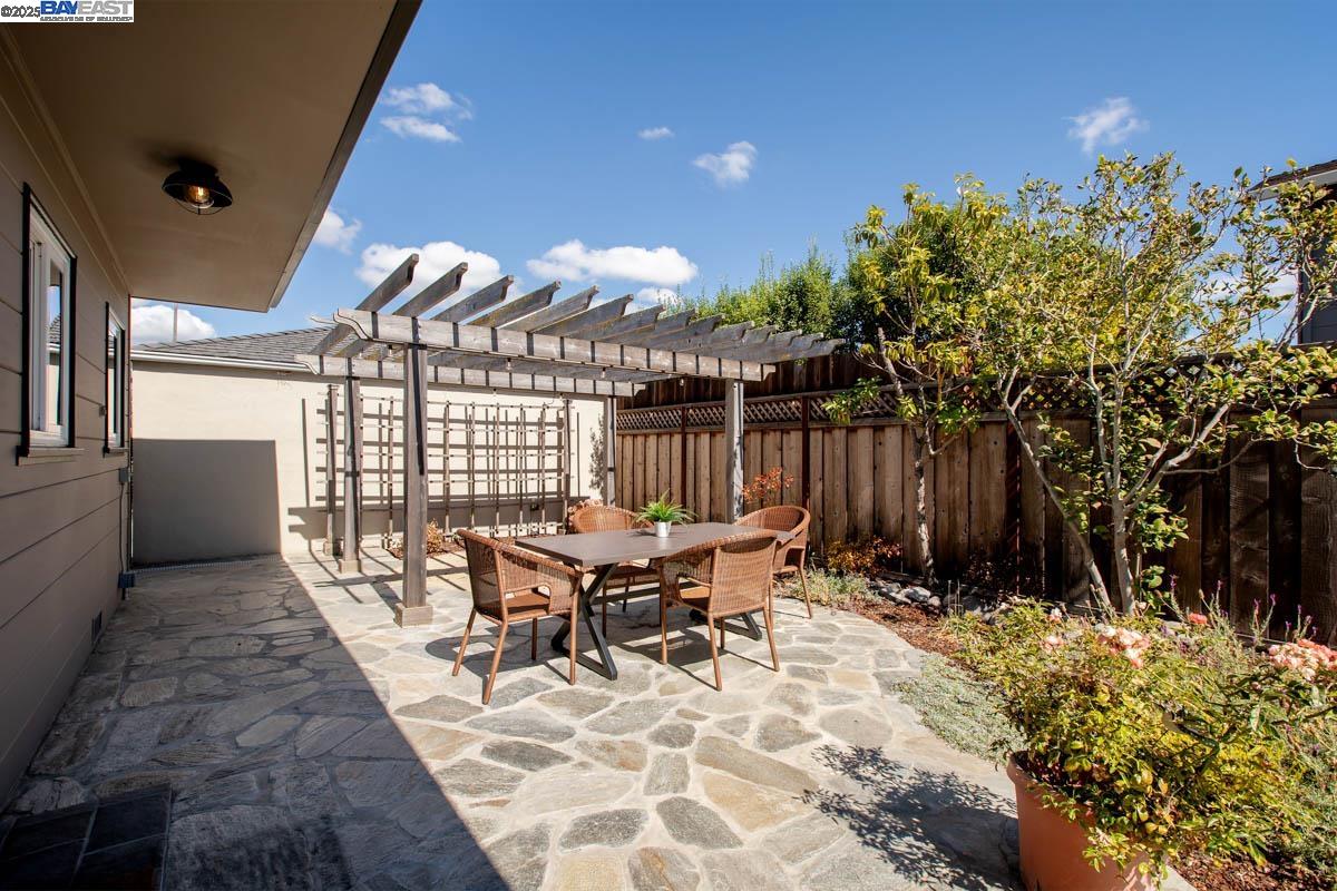 Detail Gallery Image 34 of 43 For 1366 Hansen Ave, Alameda,  CA 94501 - 3 Beds | 2 Baths