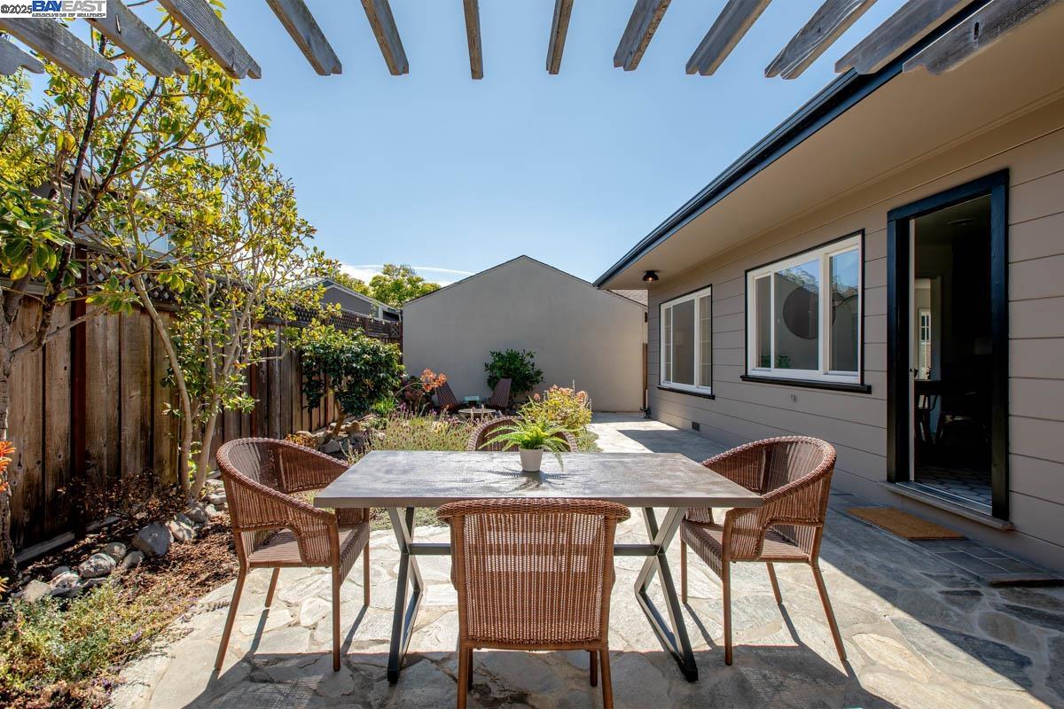 Detail Gallery Image 36 of 43 For 1366 Hansen Ave, Alameda,  CA 94501 - 3 Beds | 2 Baths
